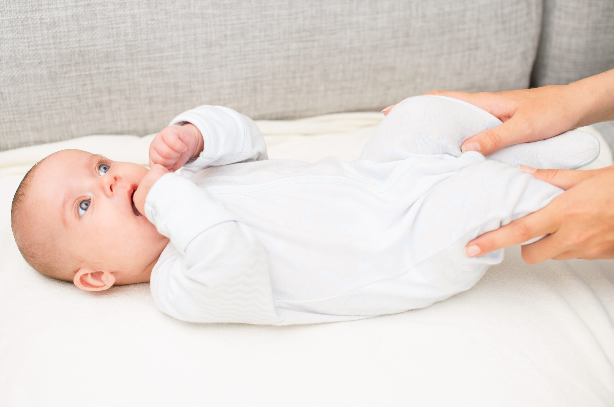 Guía paso a paso: Masajes para bebés con cólicos